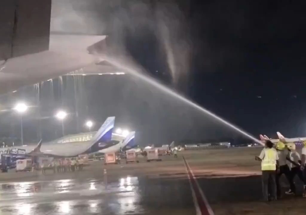 L'avion brûle pendant le ravitaillement mais les passagers sont obligés de monter à bord