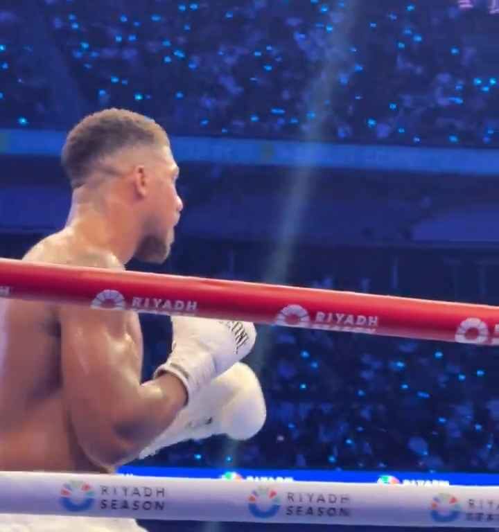 Anthony Joshua et sa langue qui sort avant le KO de Daniel Dubois : les raisons du geste révélées