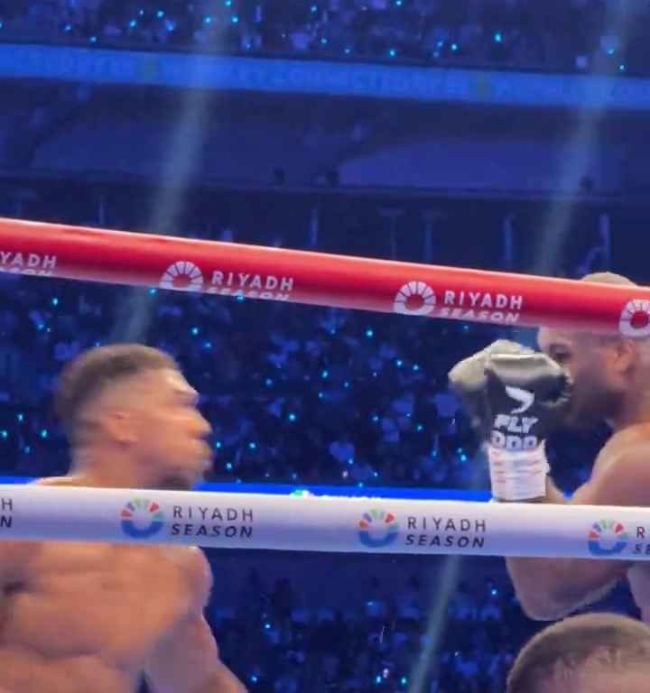 Anthony Joshua et sa langue qui sort avant le KO de Daniel Dubois : les raisons du geste révélées