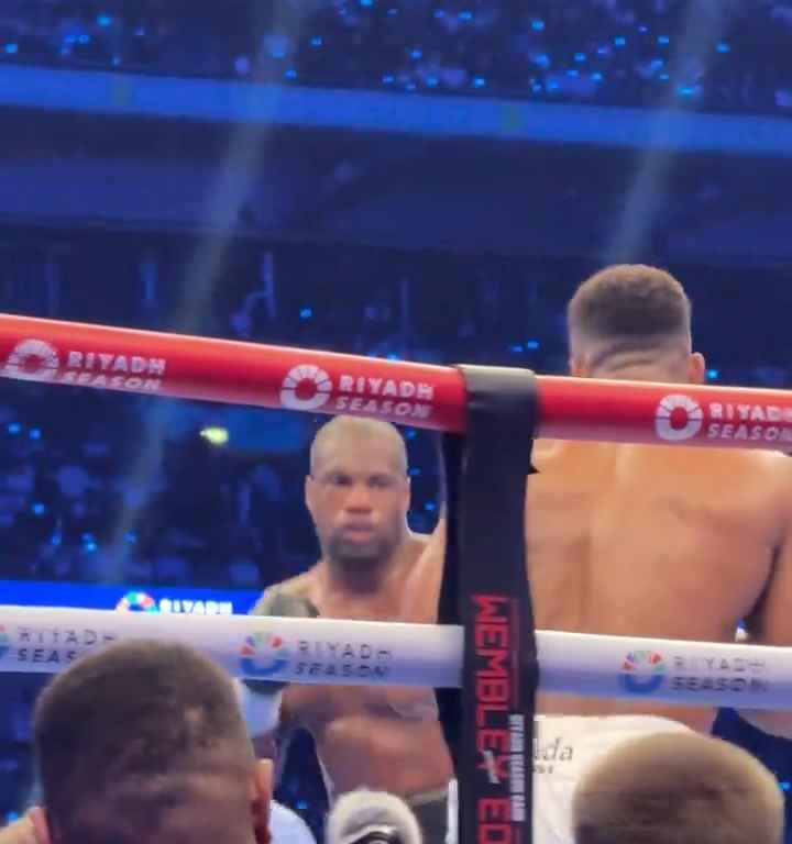 Anthony Joshua et sa langue qui sort avant le KO de Daniel Dubois : les raisons du geste révélées