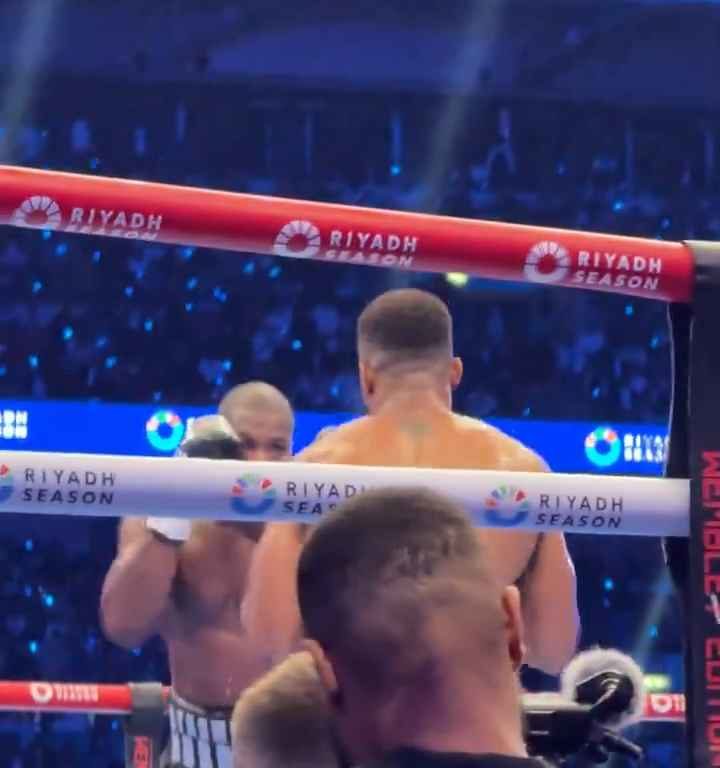 Anthony Joshua et sa langue qui sort avant le KO de Daniel Dubois : les raisons du geste révélées