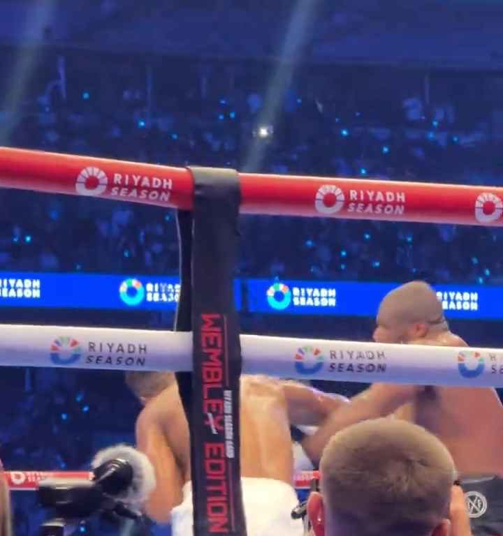 Anthony Joshua et sa langue qui sort avant le KO de Daniel Dubois : les raisons du geste révélées