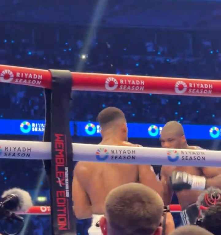 Anthony Joshua et sa langue qui sort avant le KO de Daniel Dubois : les raisons du geste révélées