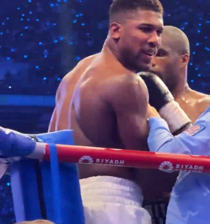 Anthony Joshua et sa langue qui sort avant le KO de Daniel Dubois : les raisons du geste révélées