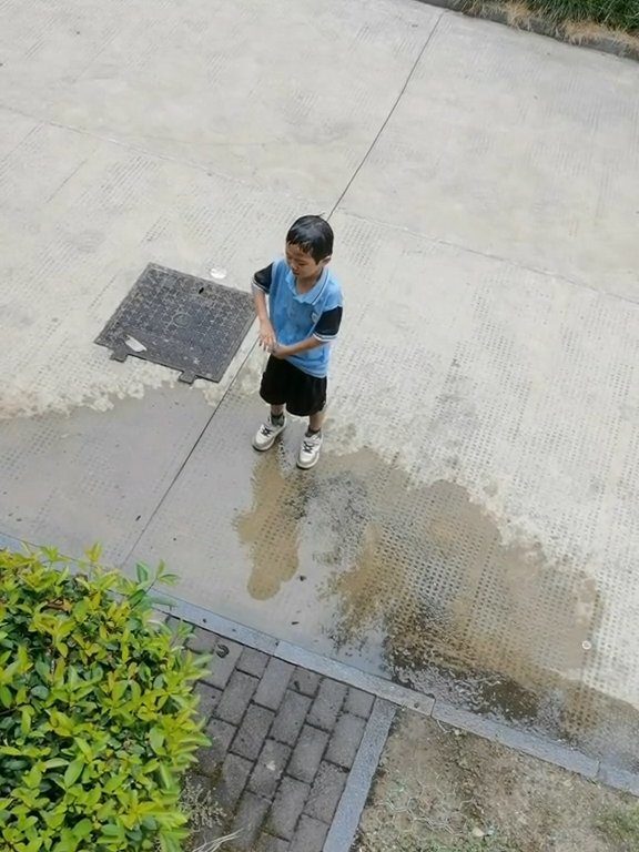 Bully derrama agua sobre sus compañeros, regresa a casa y su madre lo humilla de la misma manera