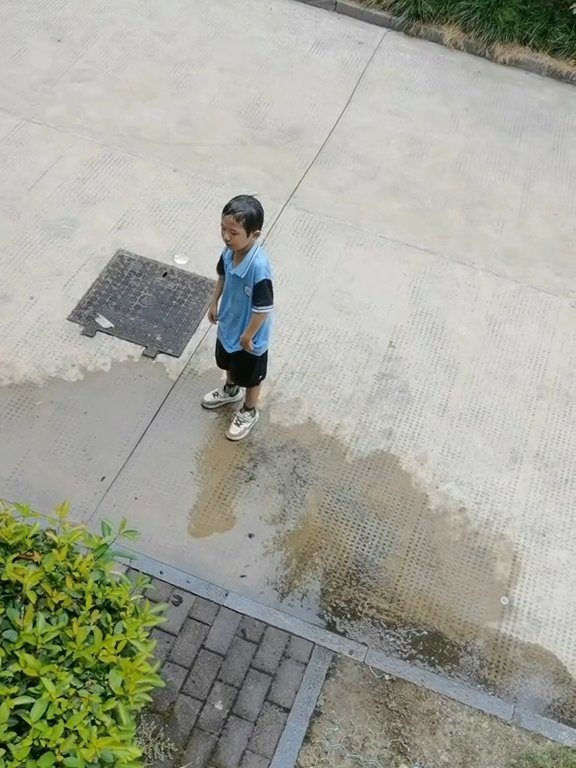 Bully derrama agua sobre sus compañeros, regresa a casa y su madre lo humilla de la misma manera