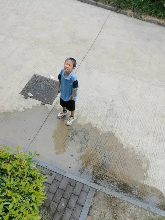 Bully derrama agua sobre sus compañeros, regresa a casa y su madre lo humilla de la misma manera