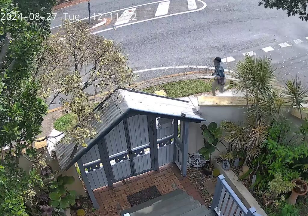 Café caliente en la cara de un recién nacido en el parque, el monstruo buscado en todo el mundo