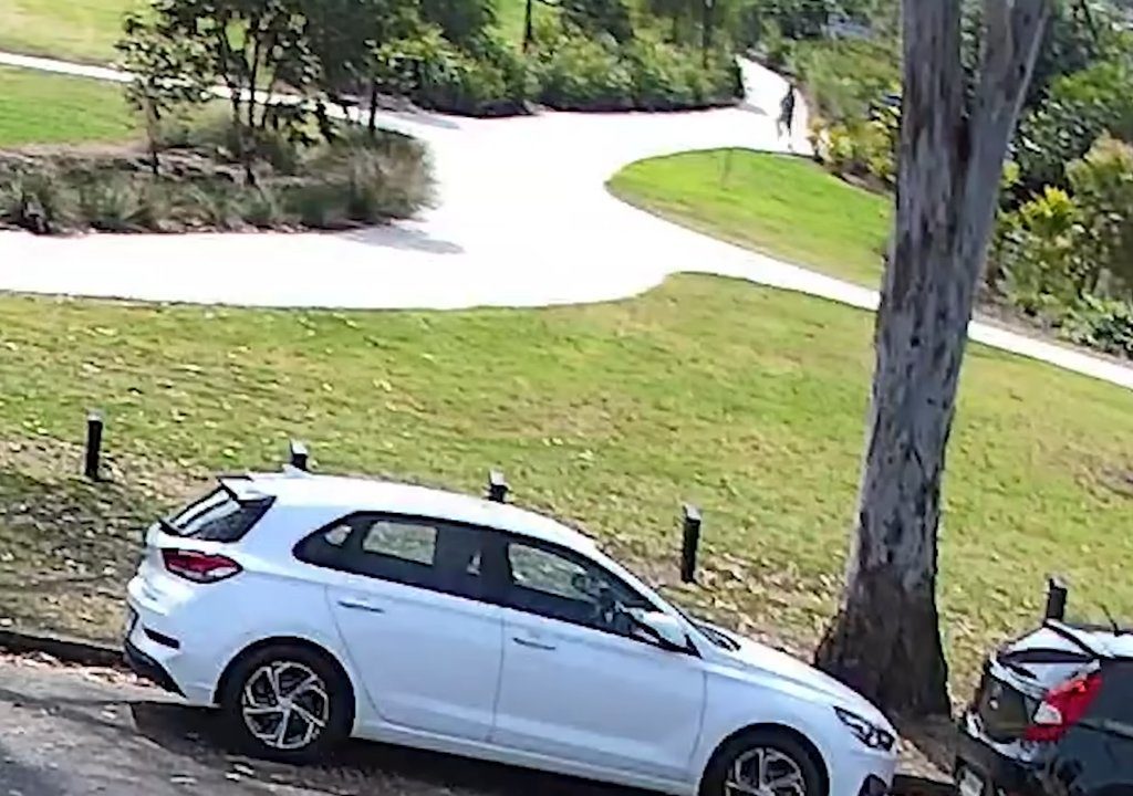 Café caliente en la cara de un recién nacido en el parque, el monstruo buscado en todo el mundo