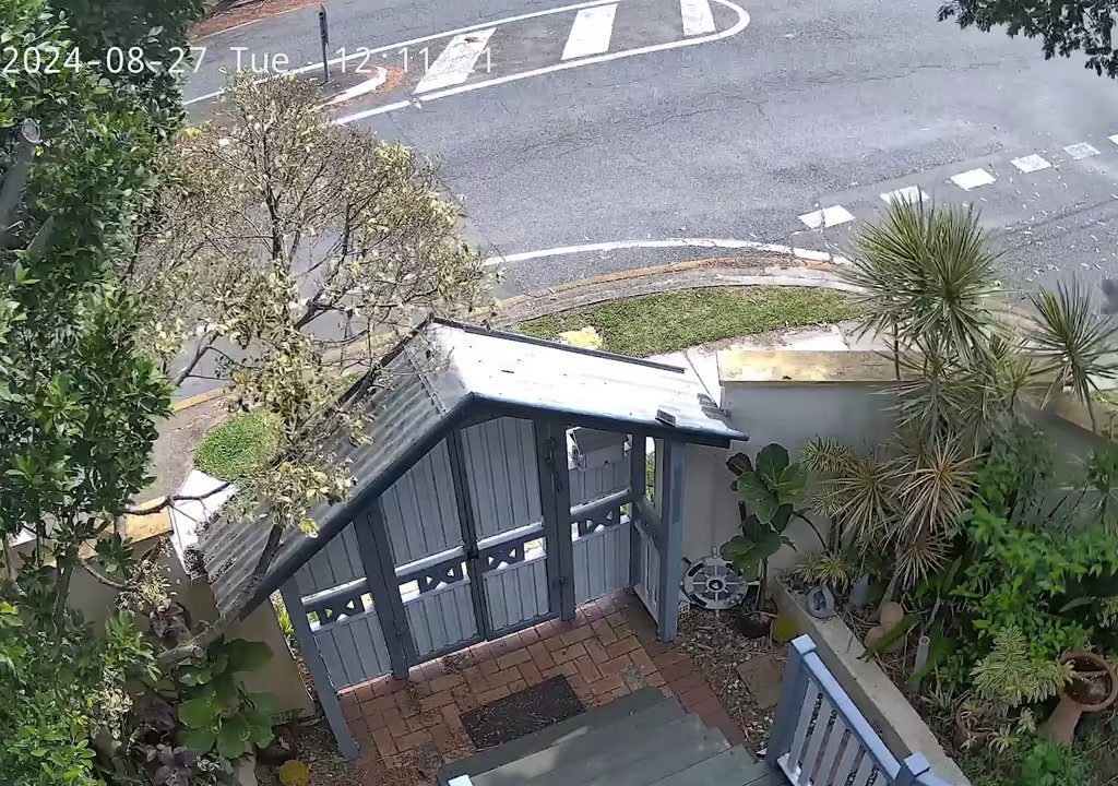 Café caliente en la cara de un recién nacido en el parque, el monstruo buscado en todo el mundo