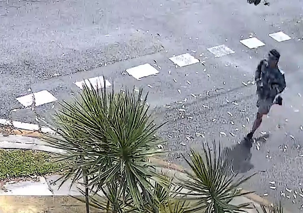 Café caliente en la cara de un recién nacido en el parque, el monstruo buscado en todo el mundo