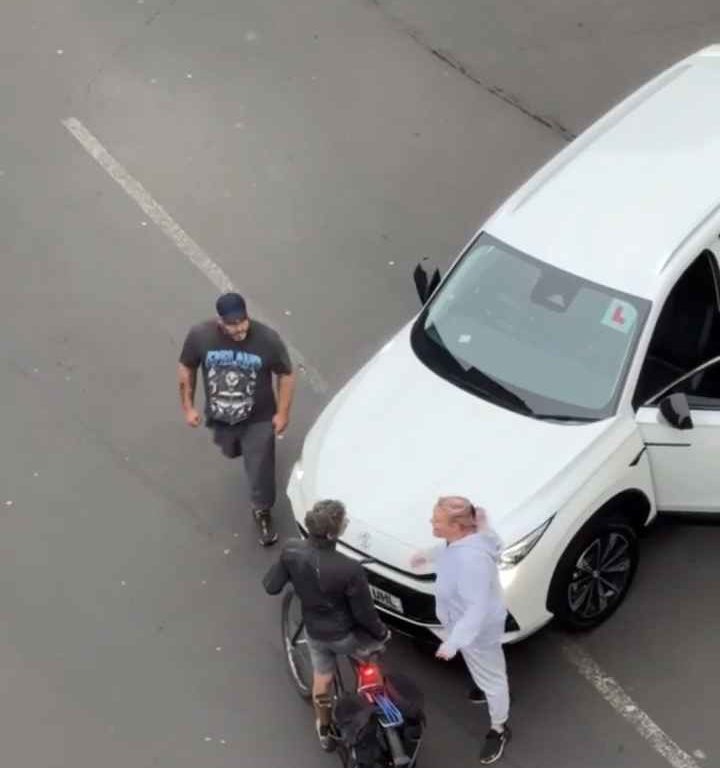 Radfahrer angegriffen, wütender Autofahrer erwürgt ihn auf der Straße: schockierendes Video