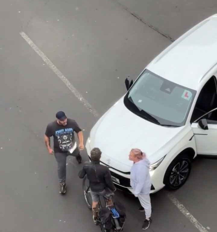 Ciclista agredido, automovilista enfurecido lo estrangula en la calle: impactante video