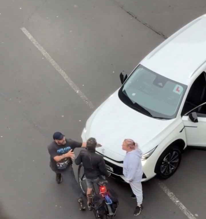 Radfahrer angegriffen, wütender Autofahrer erwürgt ihn auf der Straße: schockierendes Video