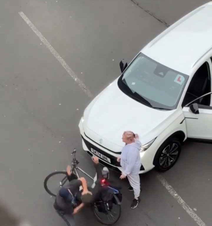 Ciclista agredido, automovilista enfurecido lo estrangula en la calle: impactante video