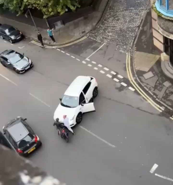 Radfahrer angegriffen, wütender Autofahrer erwürgt ihn auf der Straße: schockierendes Video