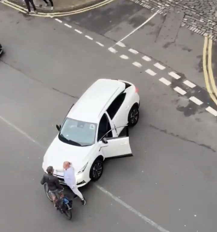 Ciclista agredido, automovilista enfurecido lo estrangula en la calle: impactante video