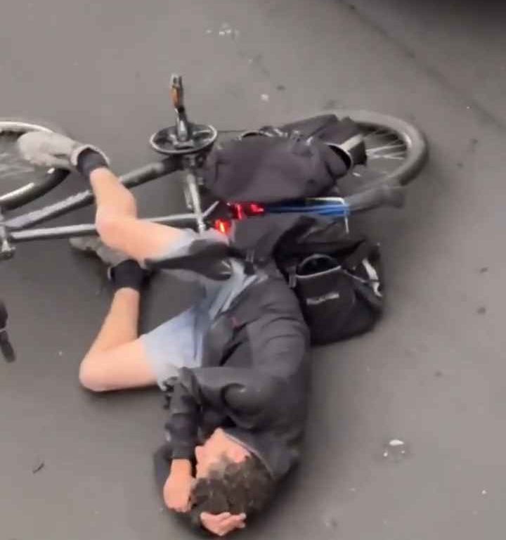 Radfahrer angegriffen, wütender Autofahrer erwürgt ihn auf der Straße: schockierendes Video