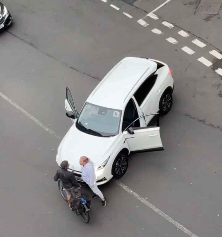 Ciclista agredido, automovilista enfurecido lo estrangula en la calle: impactante video