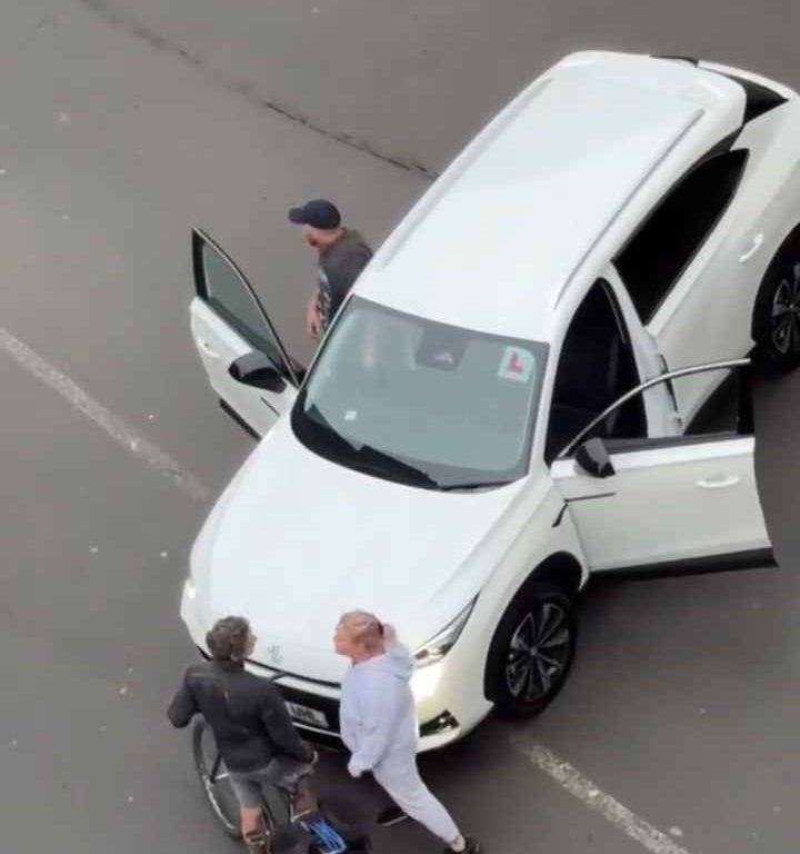 Radfahrer angegriffen, wütender Autofahrer erwürgt ihn auf der Straße: schockierendes Video