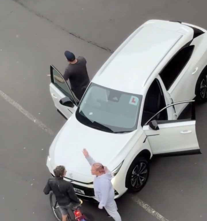 Ciclista agredido, automovilista enfurecido lo estrangula en la calle: impactante video