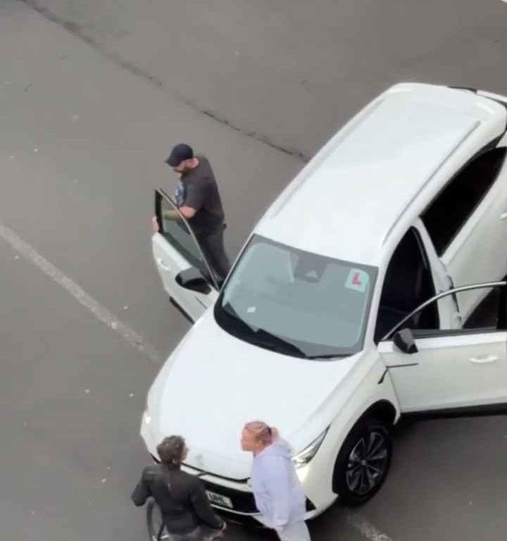 Ciclista agredido, automovilista enfurecido lo estrangula en la calle: impactante video