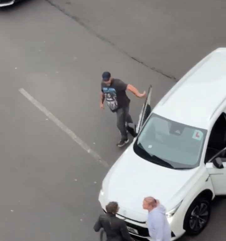 Radfahrer angegriffen, wütender Autofahrer erwürgt ihn auf der Straße: schockierendes Video