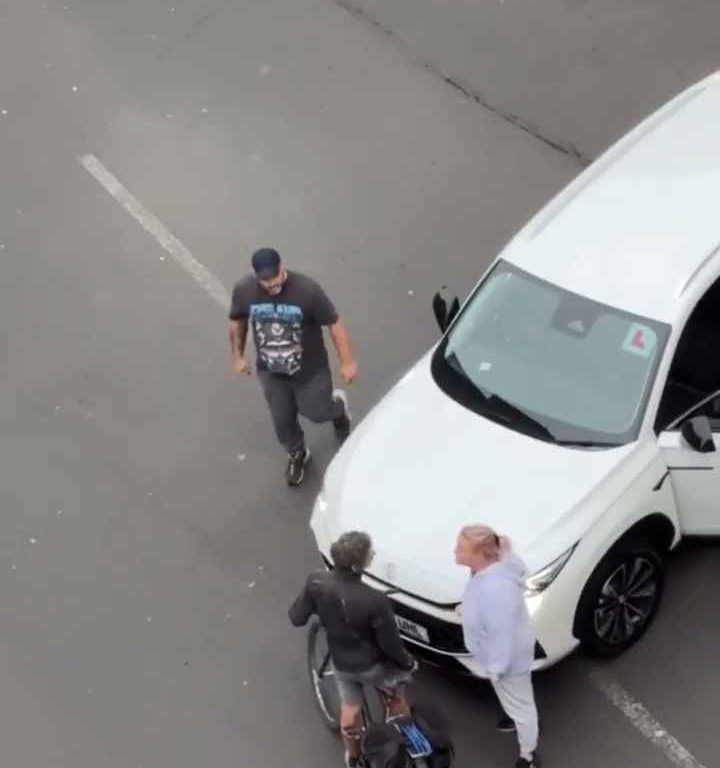 Radfahrer angegriffen, wütender Autofahrer erwürgt ihn auf der Straße: schockierendes Video