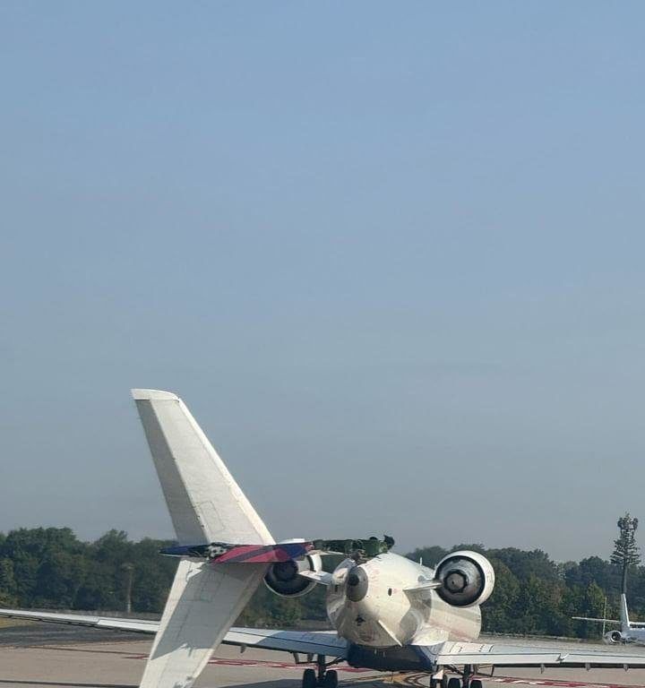 Collisione tra due aerei durante rullaggio coda di un Airbus mozzata, passeggeri in fuga