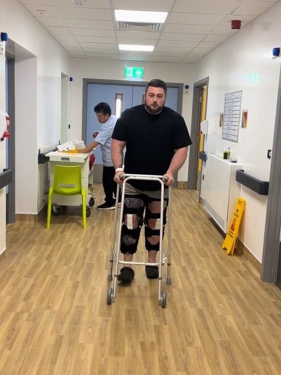 Le champion Strongman Dan Jones se casse les tendons et les rotules lors d'une compétition : vidéo choquante