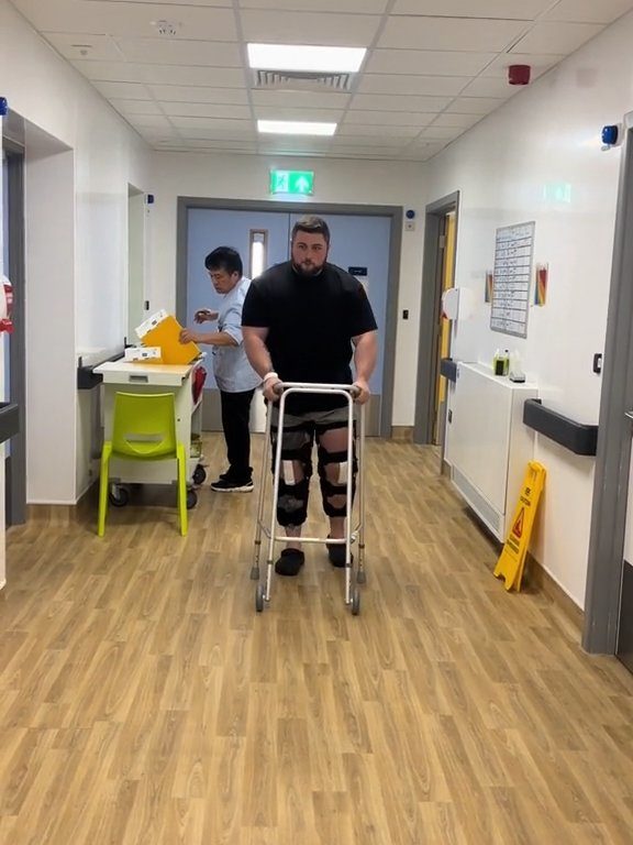 Le champion Strongman Dan Jones se casse les tendons et les rotules lors d'une compétition : vidéo choquante