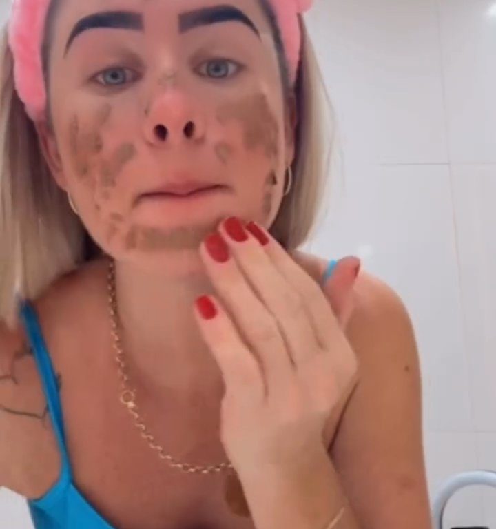 Influencer si fa maschera viso con le sue feci: dopo video vicini la sfrattano