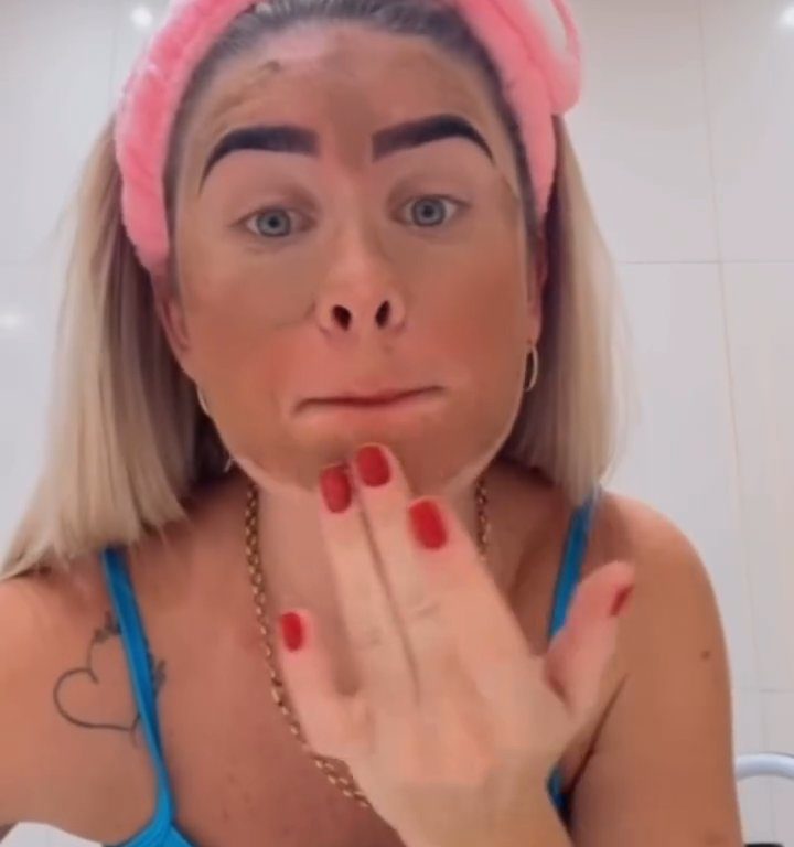 Influencer si fa maschera viso con le sue feci: dopo video vicini la sfrattano