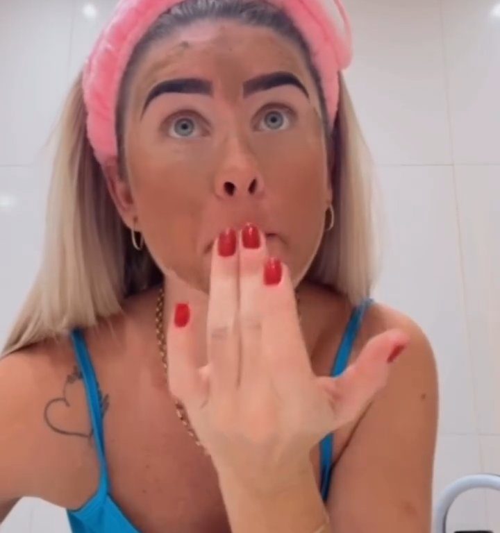 Influencer si fa maschera viso con le sue feci: dopo video vicini la sfrattano