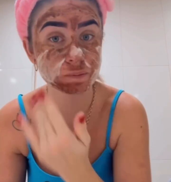 Influencer si fa maschera viso con le sue feci: dopo video vicini la sfrattano