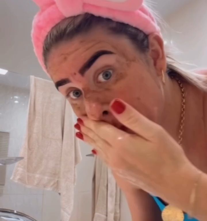 Influencer si fa maschera viso con le sue feci: dopo video vicini la sfrattano