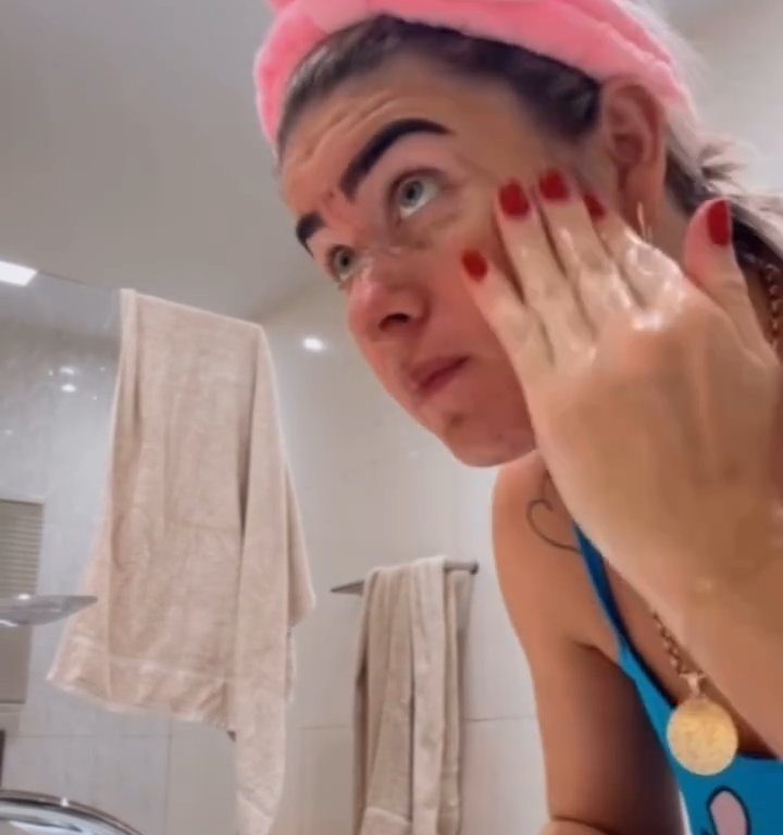 Influencer si fa maschera viso con le sue feci: dopo video vicini la sfrattano