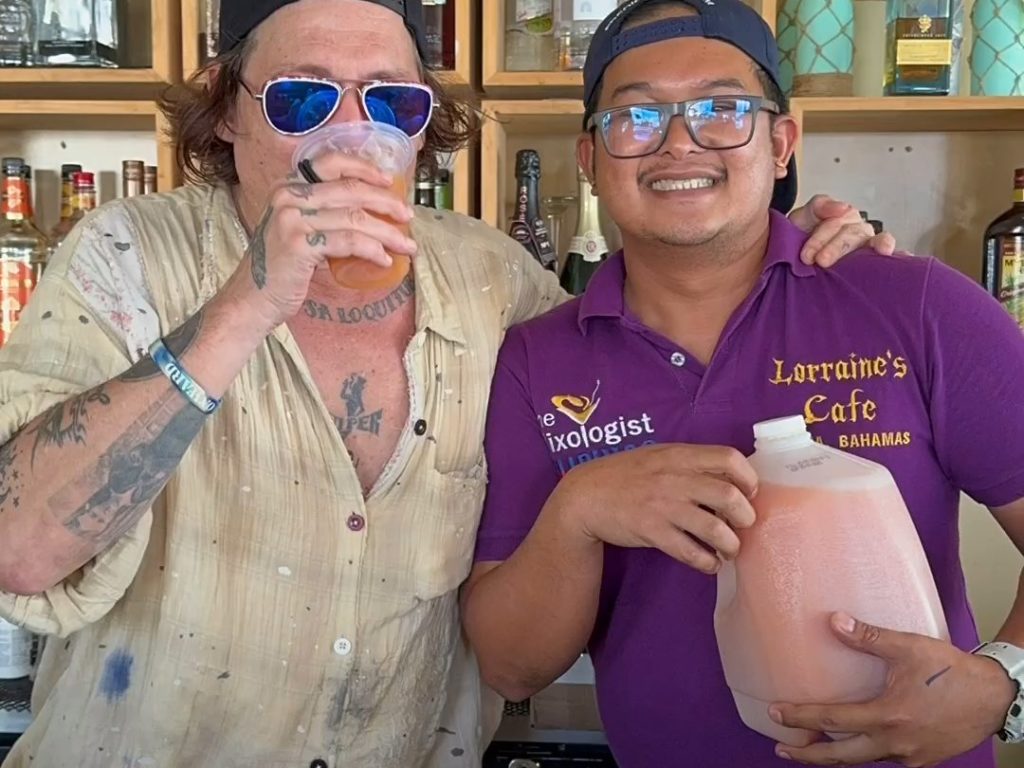 Johnny Depp torna a sorridere: sistemati i denti marci