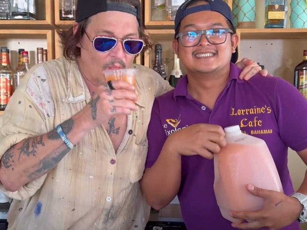 Johnny Depp torna a sorridere: sistemati i denti marci