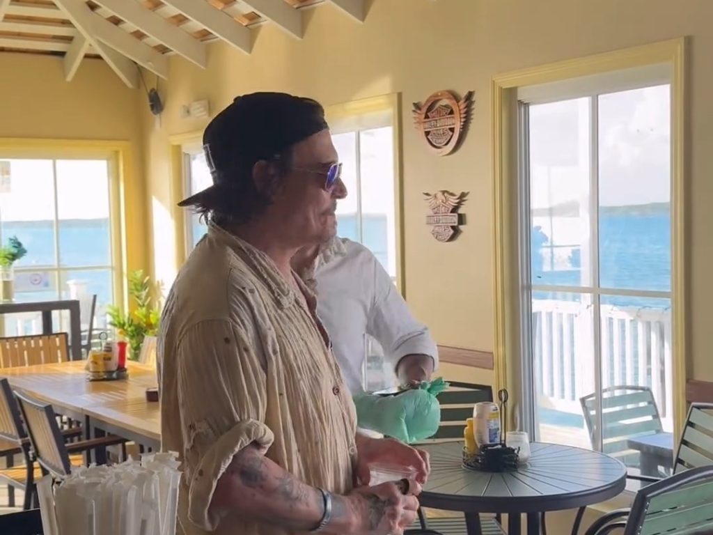 Johnny Depp sourit à nouveau : les dents pourries réparées