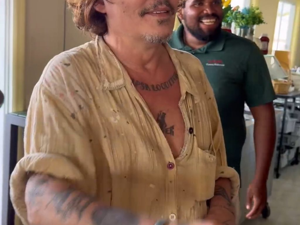 Johnny Depp torna a sorridere: sistemati i denti marci