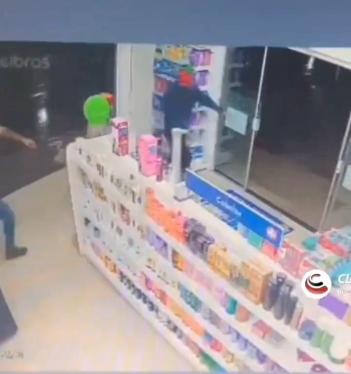 Ladrones asaltan la farmacia pero encuentran a un campeón de artes marciales: lo matan a golpes