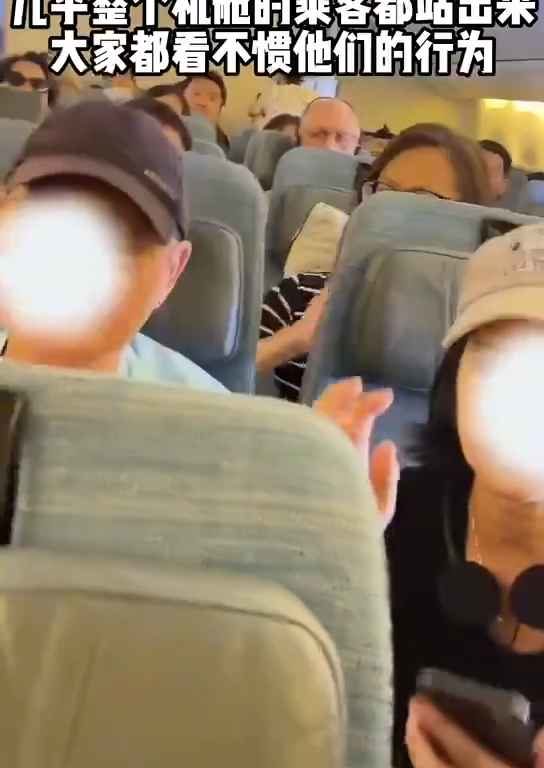 Il incline son siège dans l'avion et une bagarre éclate : insultes et coups de pied, puis vient l'expulsion.