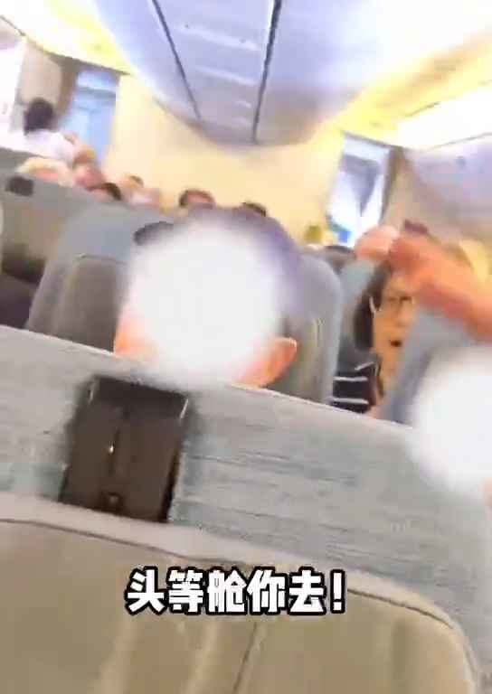 Il incline son siège dans l'avion et une bagarre éclate : insultes et coups de pied, puis vient l'expulsion.