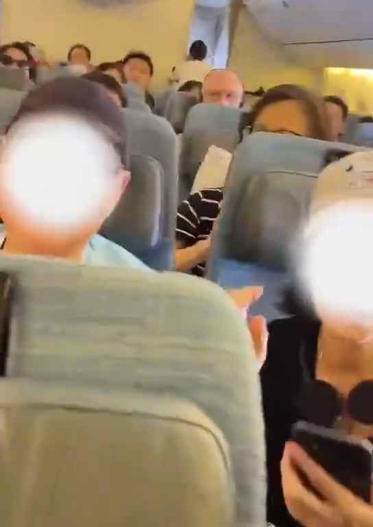 Il incline son siège dans l'avion et une bagarre éclate : insultes et coups de pied, puis vient l'expulsion.