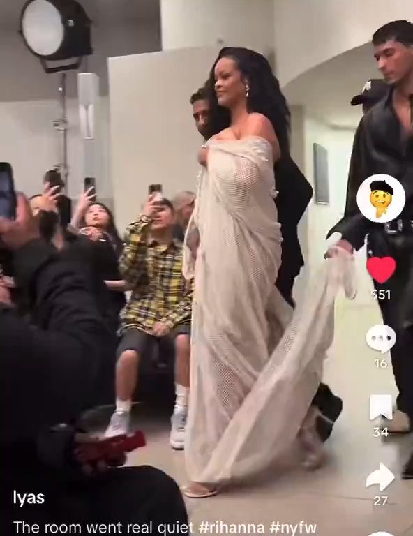 Rihanna ignoriert Naomi Campbell während der Modenschau: virales Video