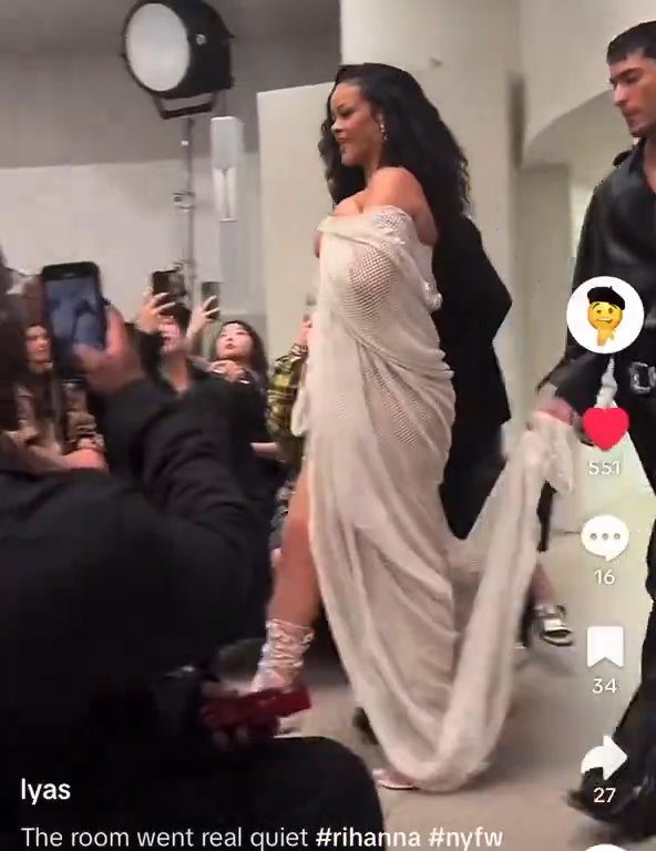 Rihanna ignoriert Naomi Campbell während der Modenschau: virales Video