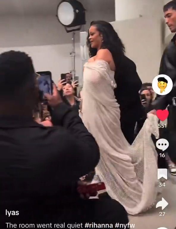 Rihanna ignoriert Naomi Campbell während der Modenschau: virales Video