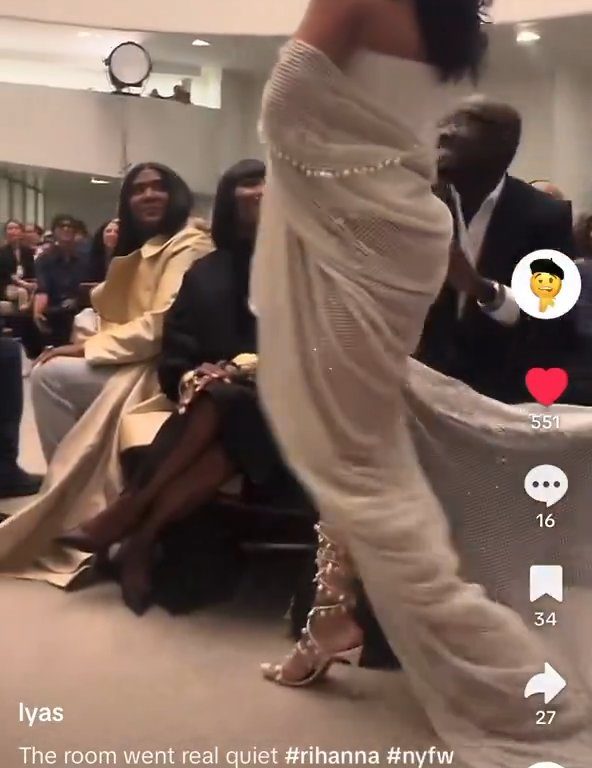 Rihanna ignoriert Naomi Campbell während der Modenschau: virales Video