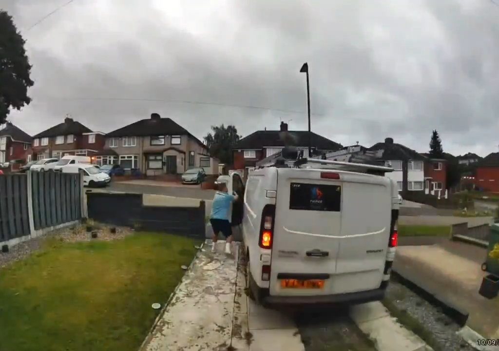 Il vole une camionnette et le plombier a failli se faire tuer pour l'éviter : la vidéo